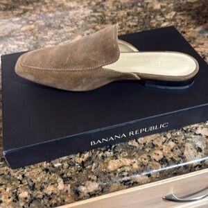 New in box banana republic suede mules size 6